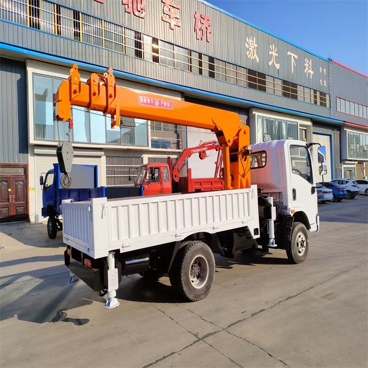 东兴市三轮随车吊定制 农用改装机自备吊中瑞长期出售